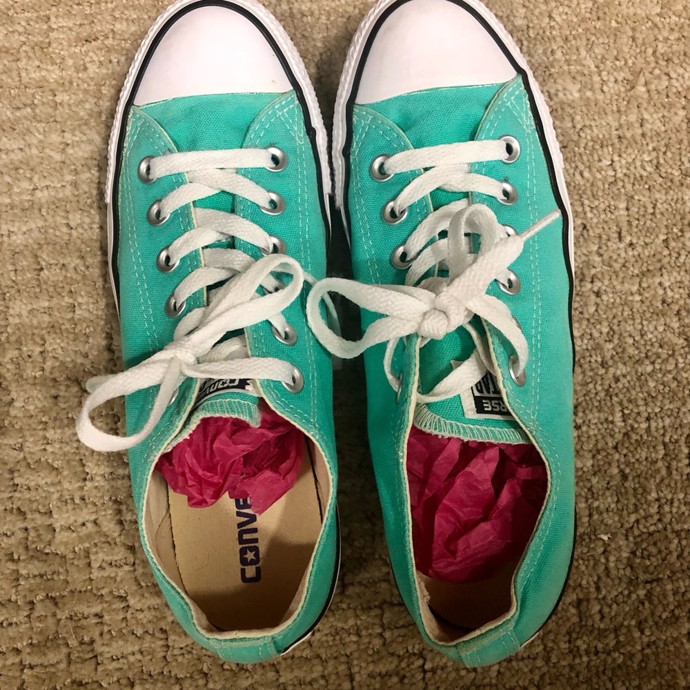 Converse Low Top Sneakers in Bright Mint Green with White Accents. Women’s 8.5.